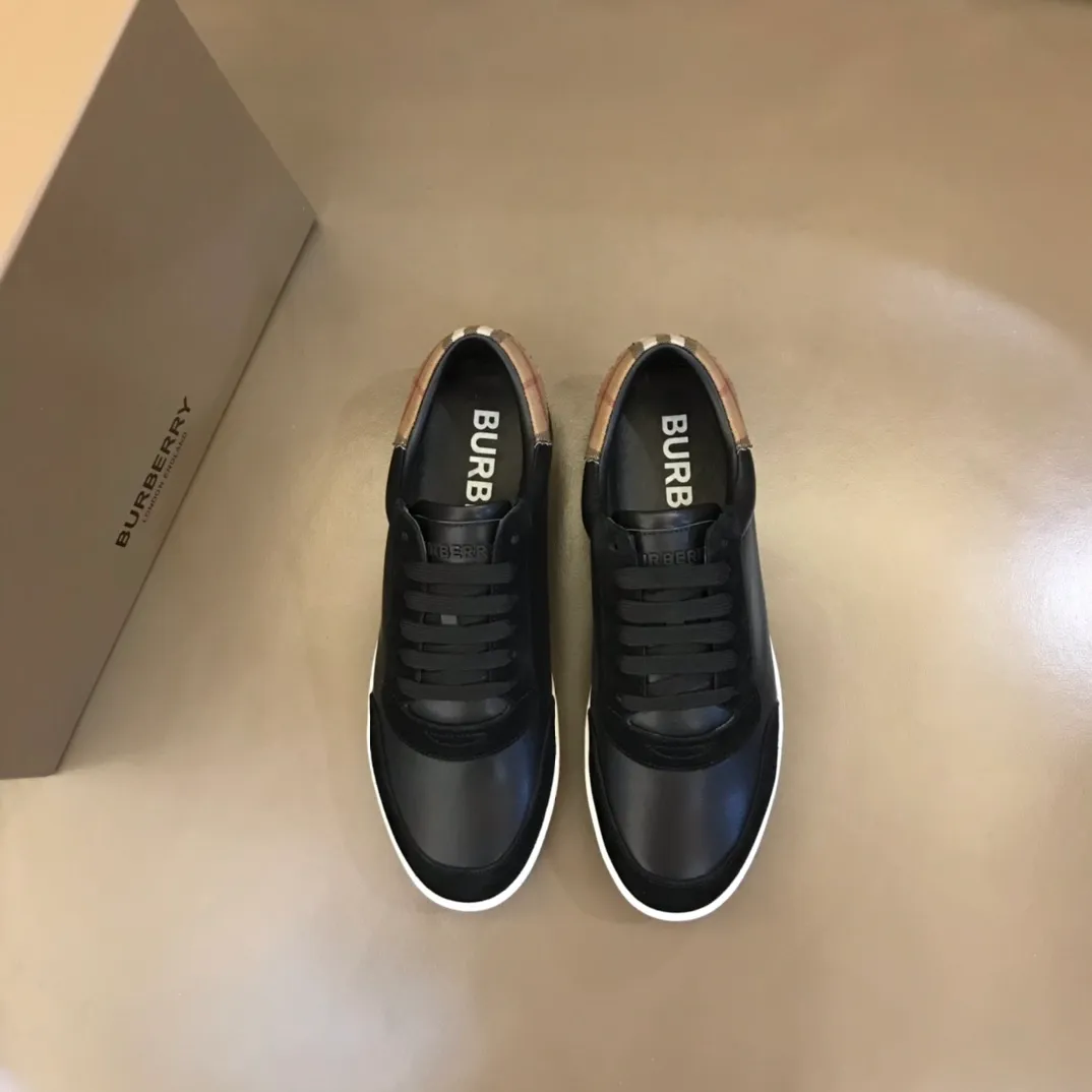 p400 "BURBERR*" men's classic low-top sneakers are reinterpreted in Vintage checkered cotton and cowhide materials, decorated with a new brand logo. First-layer sheepskin lining, embossed Burberry logo on the heel, and original TPU outsole! Size: 38-44 (45 customized) No. 068